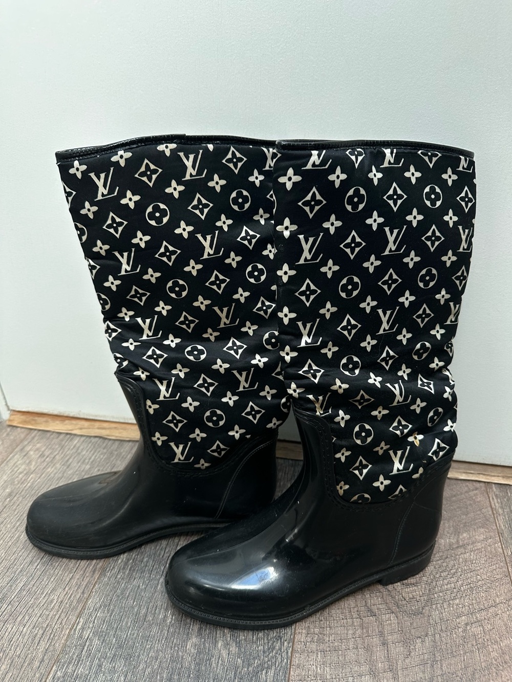 Designer-inspired LV logo Burberry Black and Cream Logo-Print Women's Rain Boots